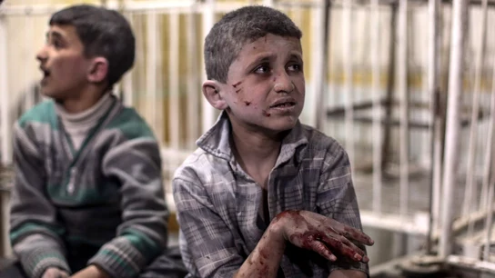 Niños heridos reciben tratamiento médico junto a un charco de sangre Niños heridos reciben tratamiento médico junto a un charco de sangre