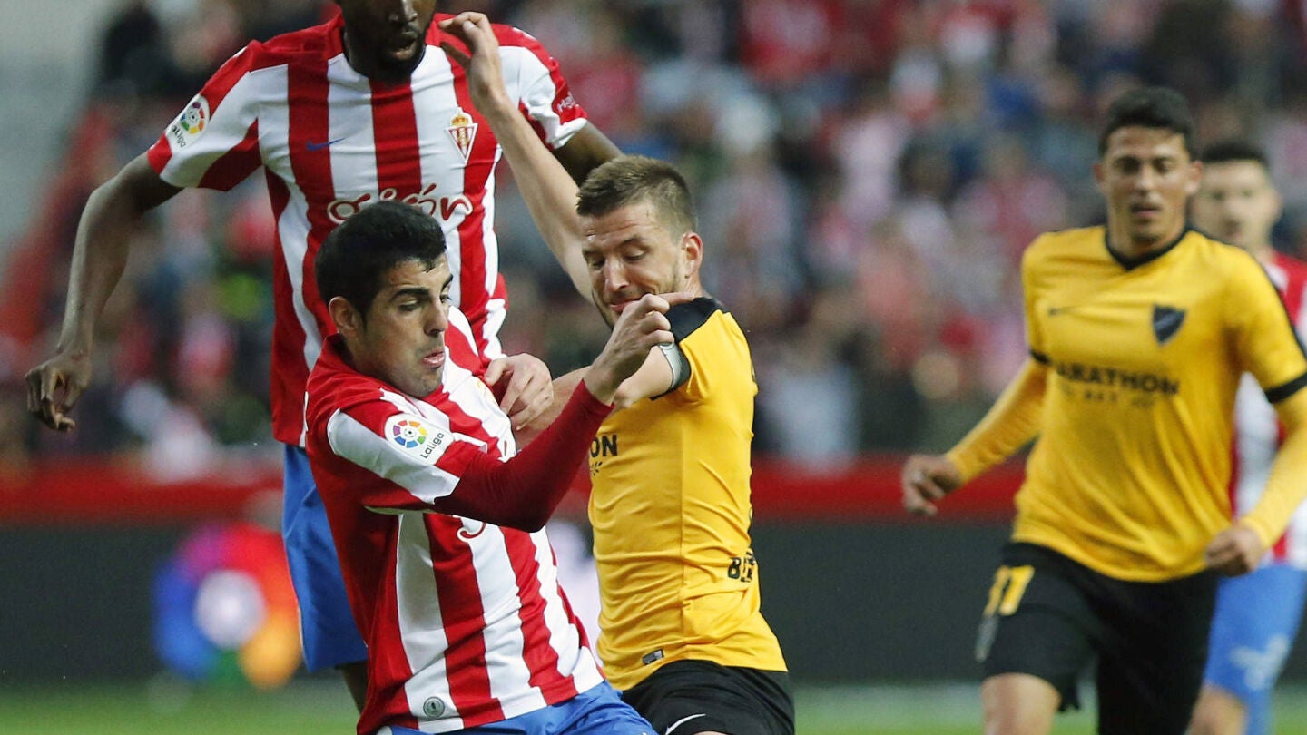 Camacho disputa un bal&oacute;n ante el Sporting