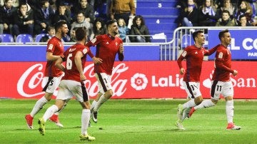 Los jugadores de Osasuna celebra un gol