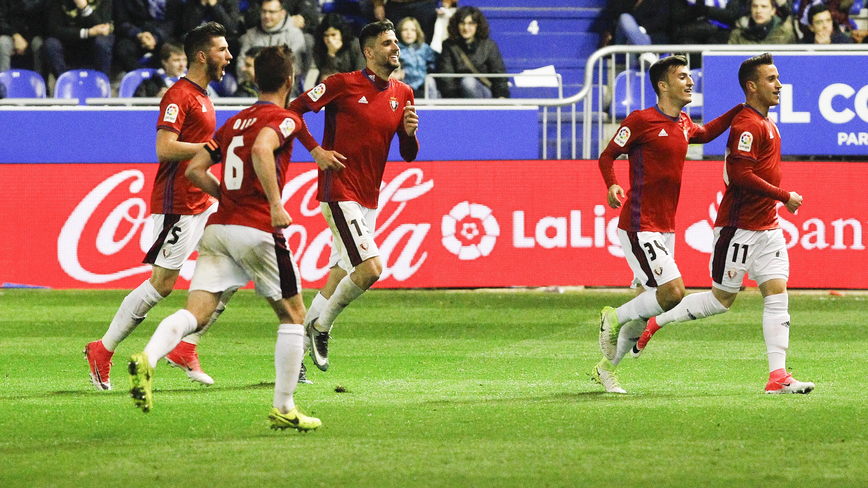 Los jugadores de Osasuna celebra un gol