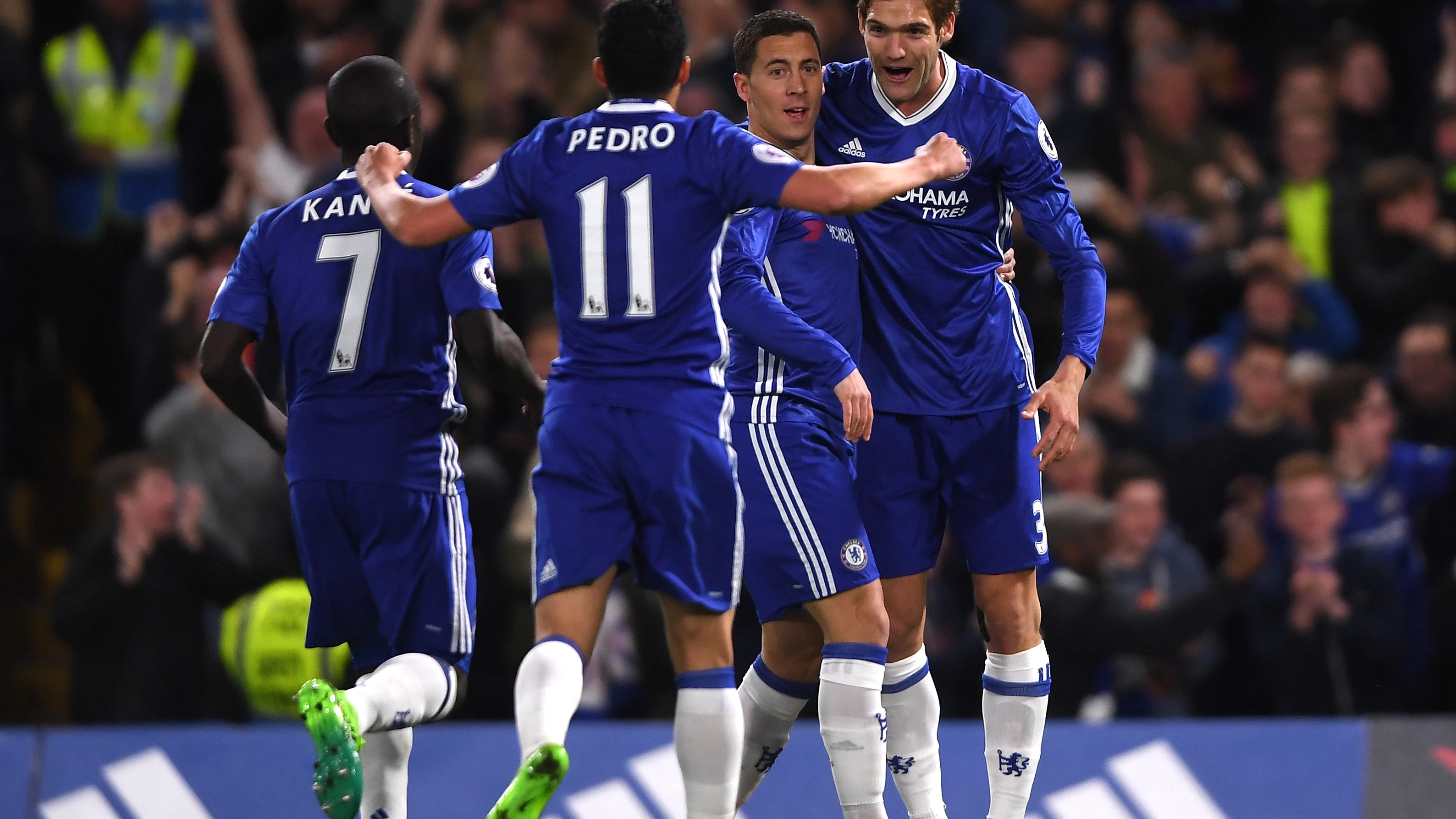 Los jugadores del Chelsea celebran el gol de Hazard