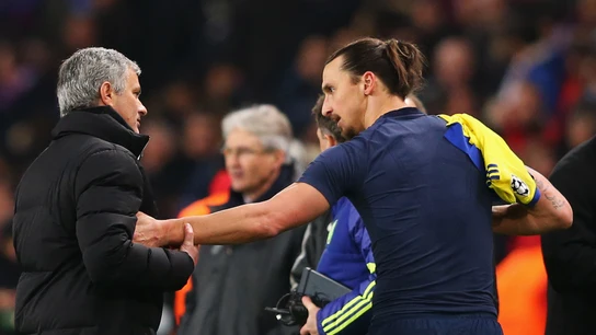 Ibrahimovic habla con Mourinho durante un partido Ibrahimovic habla con Mourinho durante un partido