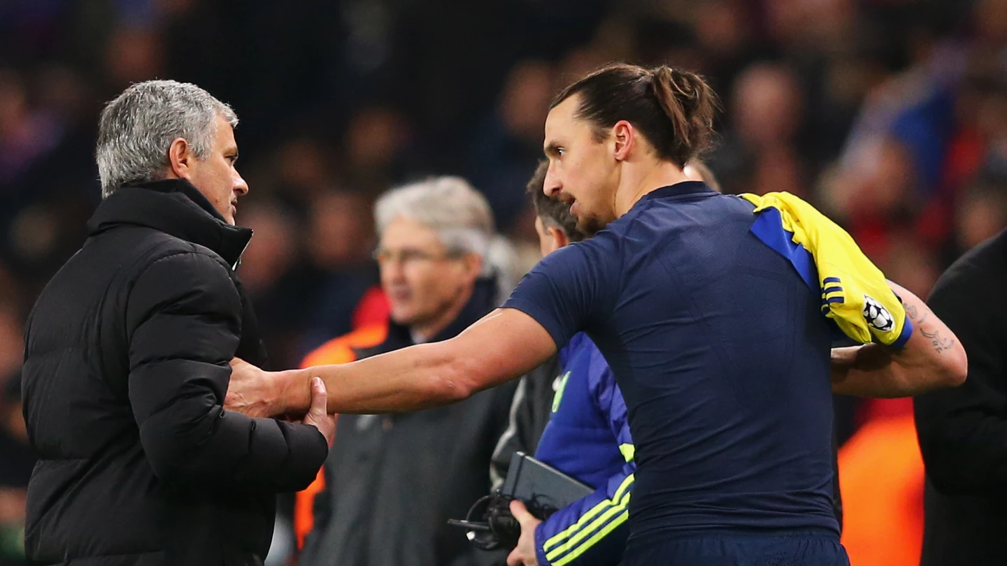 Ibrahimovic habla con Mourinho durante un partido Ibrahimovic habla con Mourinho durante un partido