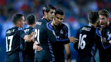 Los jugadores del Real Madrid celebran un gol