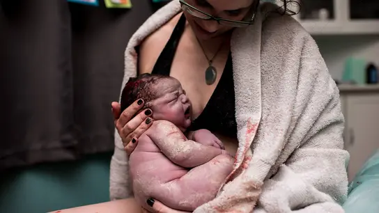 Después de dar a luz junto a su pequeño Después de dar a luz junto a su pequeño