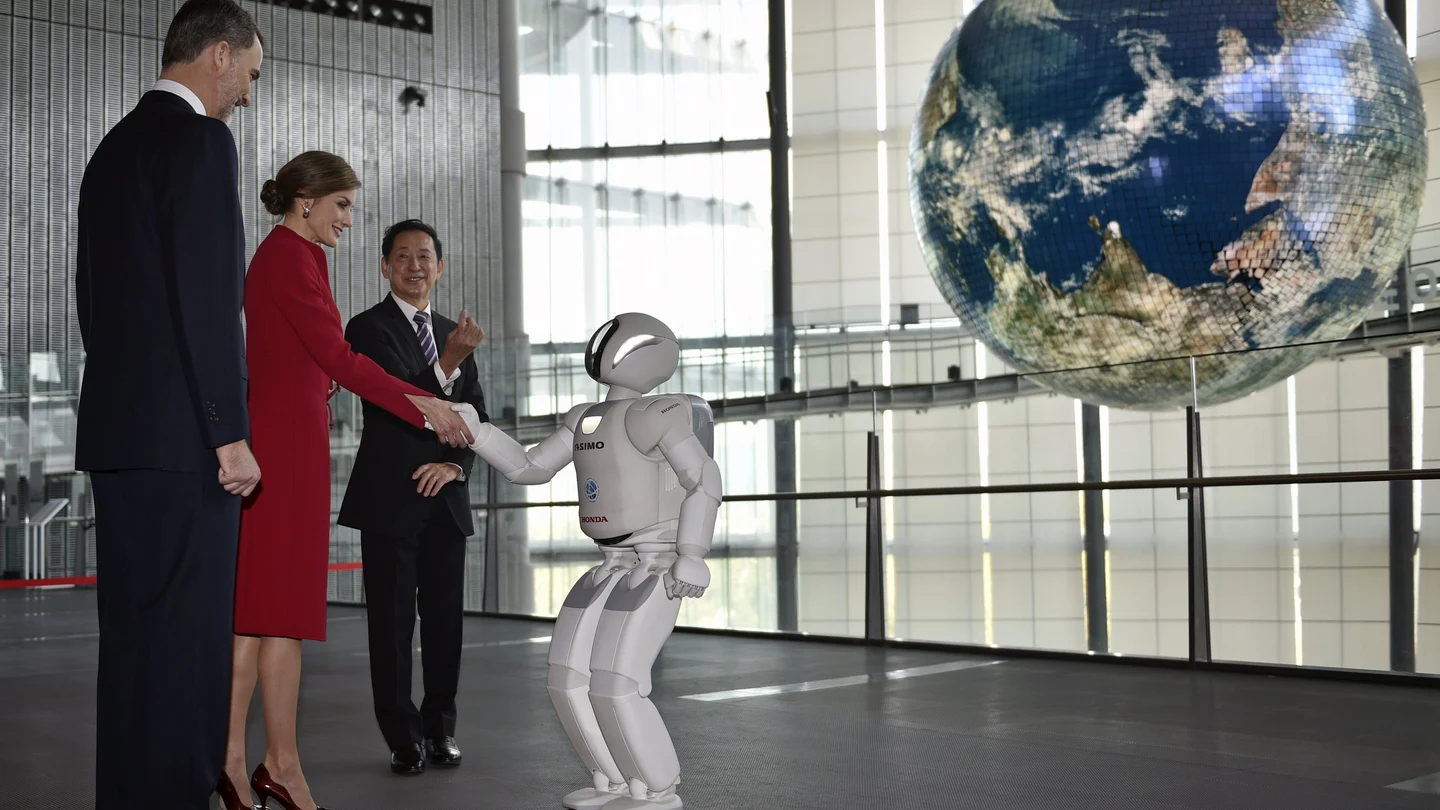 Felipe y Letizia saludan a un robot Felipe y Letizia saludan a un robot