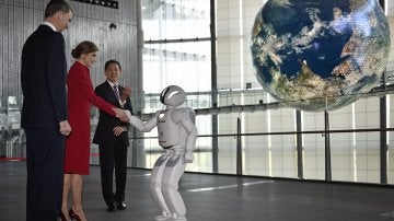 Felipe y Letizia saludan a un robot