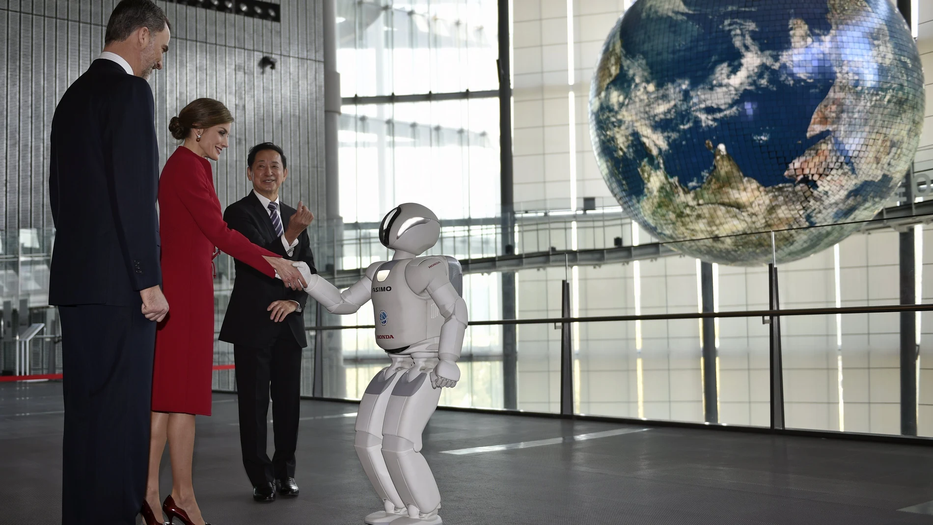 Felipe y Letizia saludan a un robot