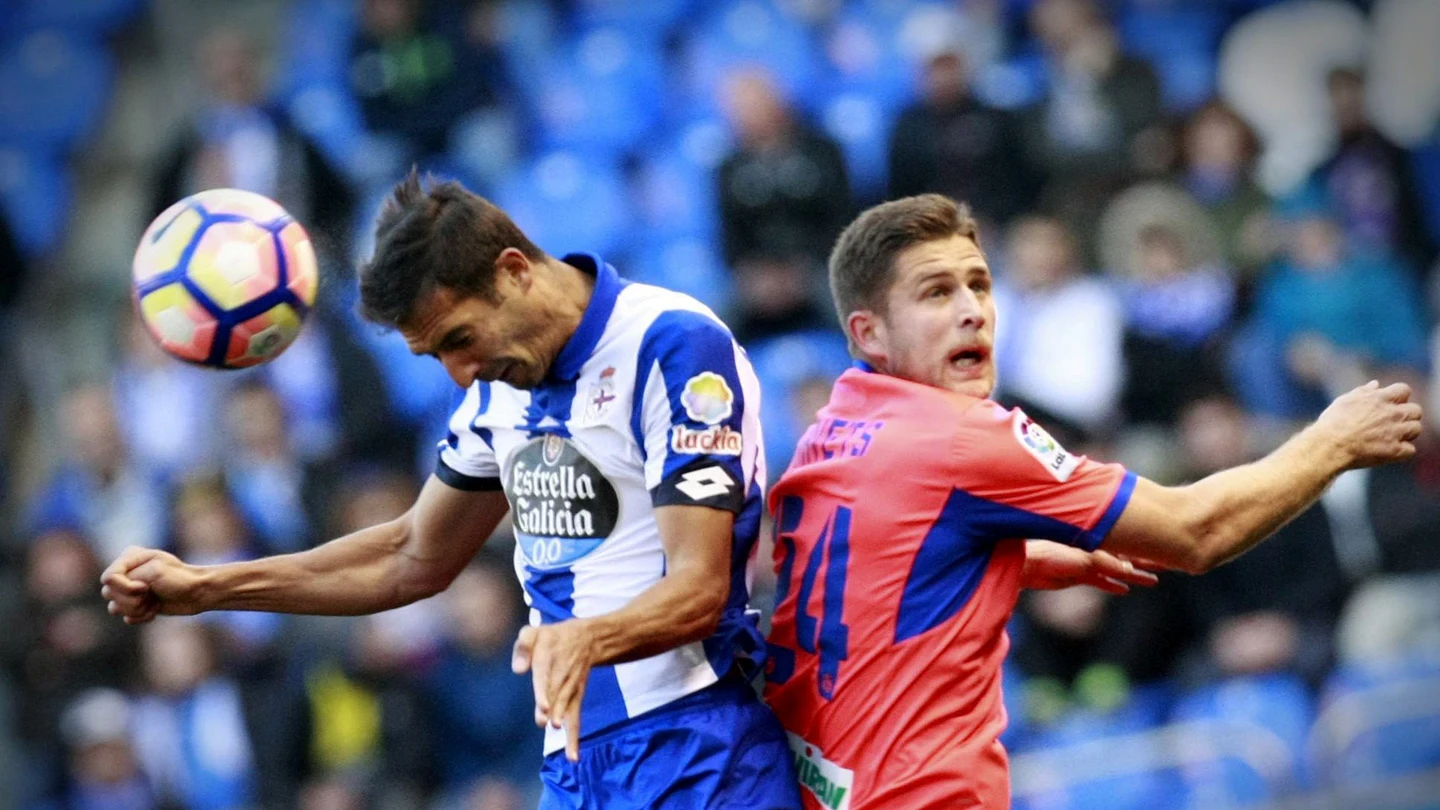 Borges y Kravets disputan un balón aéreo en el Depor-Granada Borges y Kravets disputan un balón aéreo en el Depor-Granada