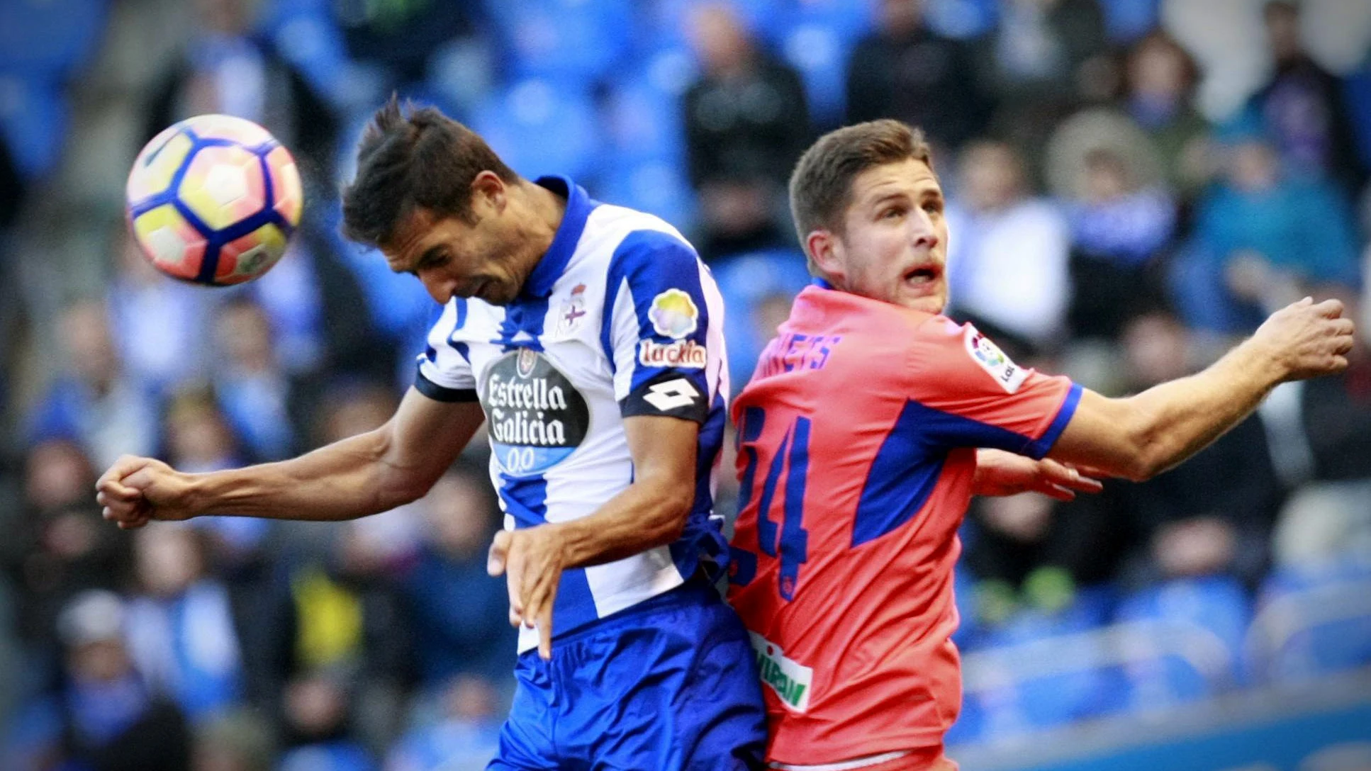 Borges y Kravets disputan un balón aéreo en el Depor-Granada