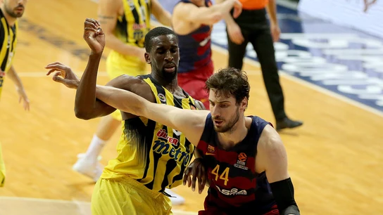 Ante Tomic penetra a canasta en el partido frente a Fenerbahçe Ante Tomic penetra a canasta en el partido frente a Fenerbahçe