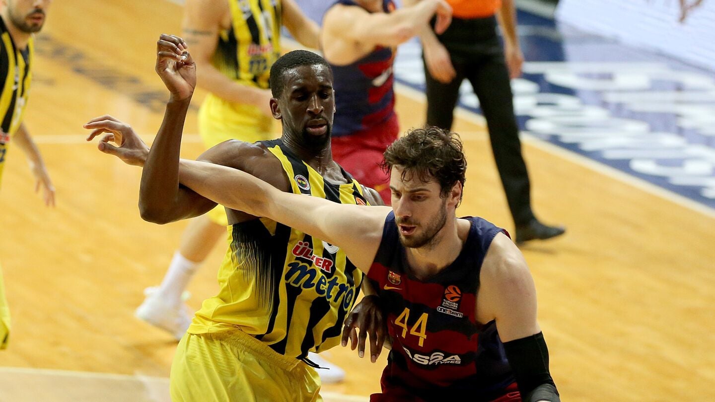 Ante Tomic penetra a canasta en el partido frente a Fenerbah&ccedil;e