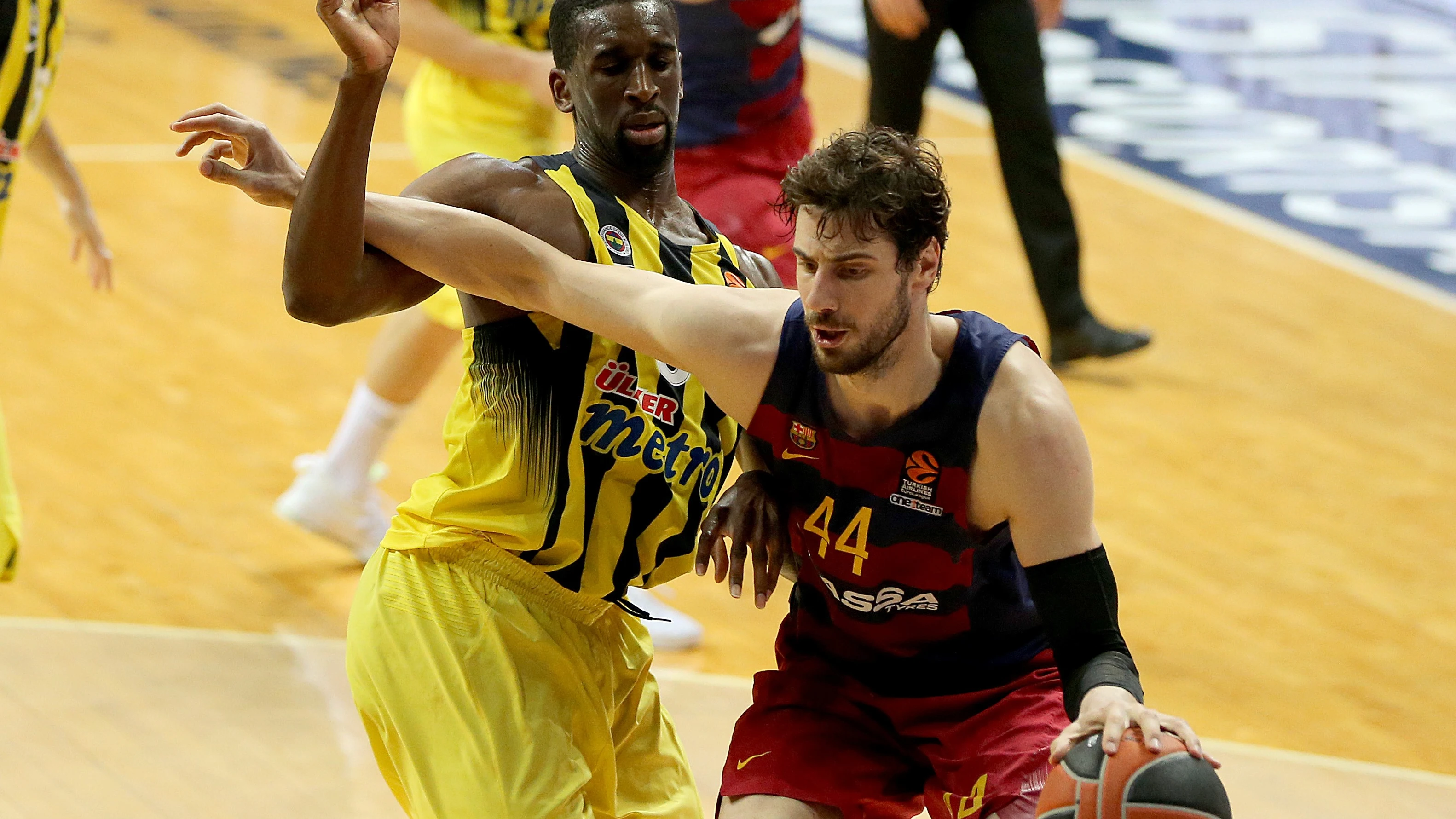 Ante Tomic penetra a canasta en el partido frente a Fenerbahçe