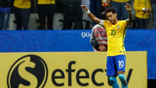 Neymar celebra un gol con Brasil