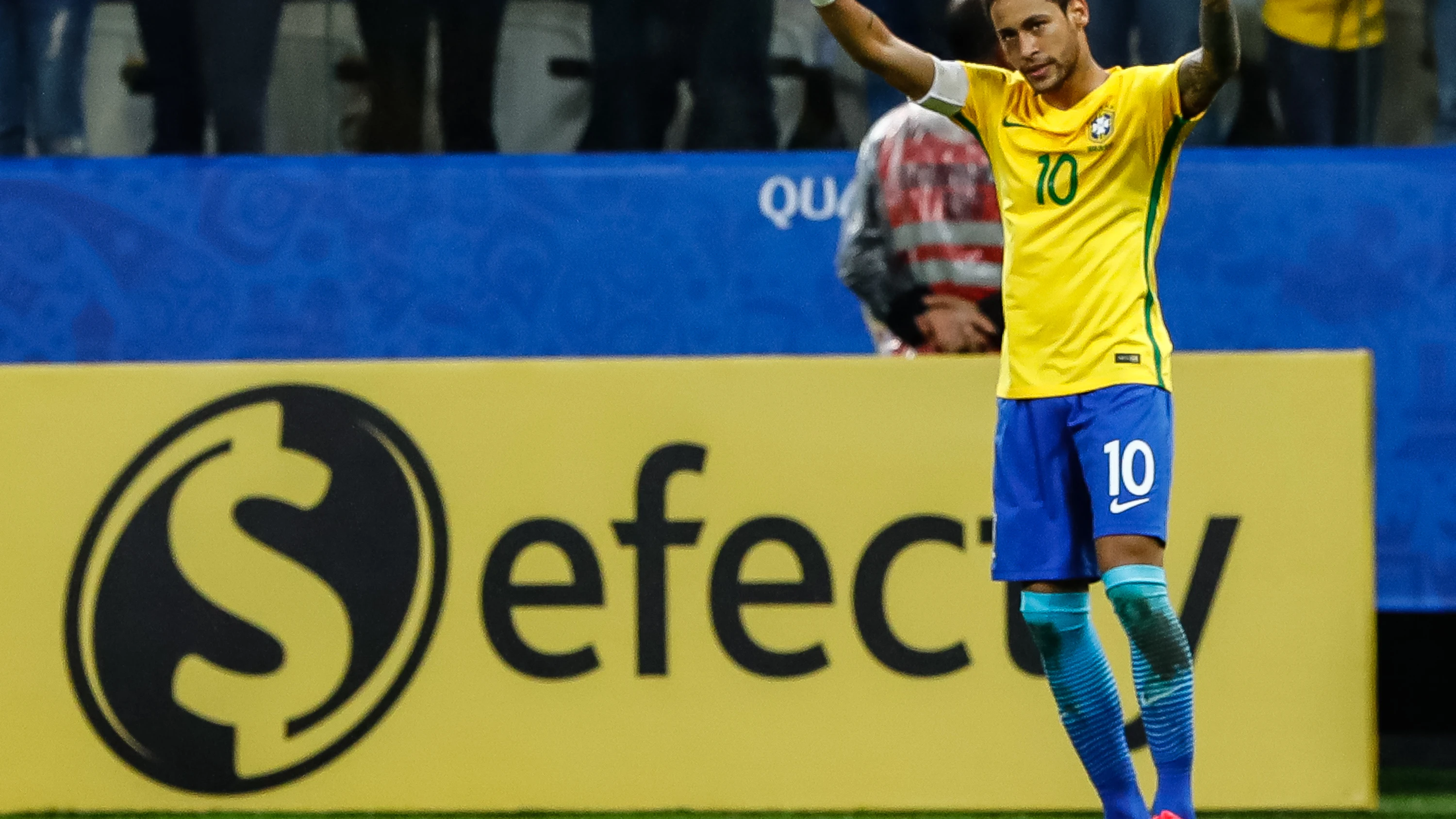 Neymar celebra un gol con Brasil