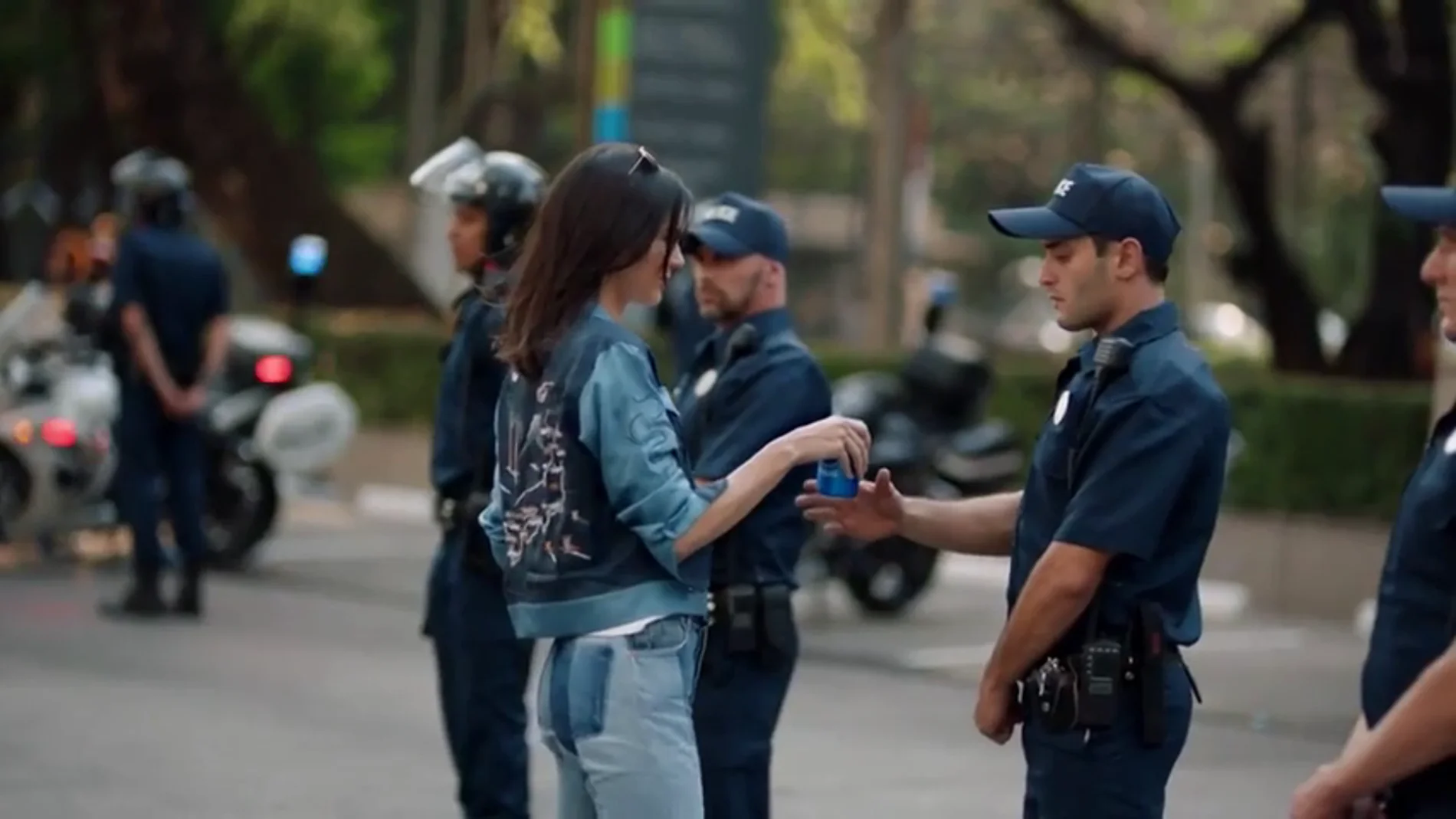 Frame 126.536209 de: Pepsi retira un anuncio protagonizado por Kendall Jenner "ofensivo" por frivolizar con las protestas raciales