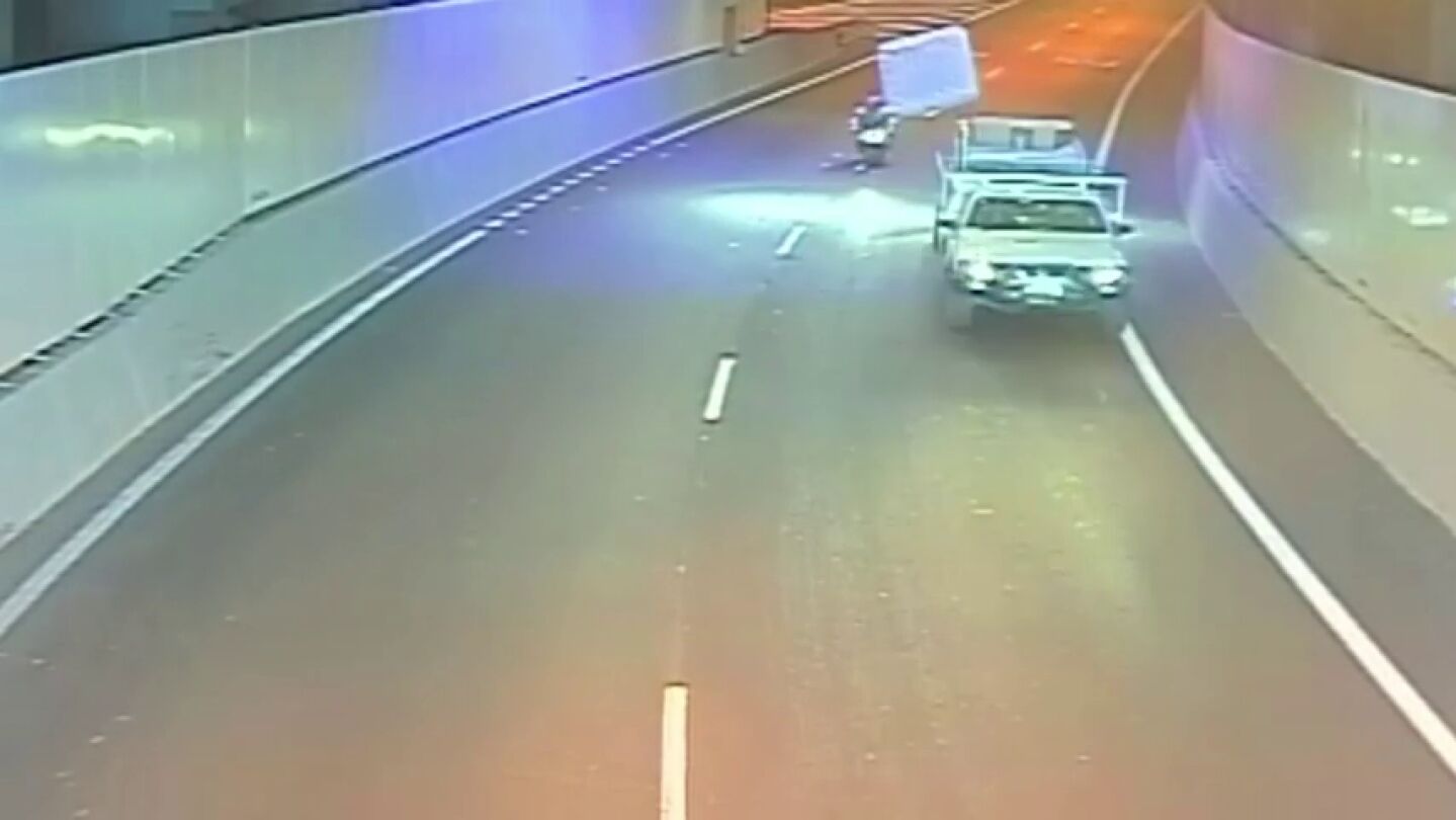 Frame 5.470318 de: Un colch&oacute;n que sale disparado de un cami&oacute;n atropella a un motorista en mitad de un t&uacute;nel