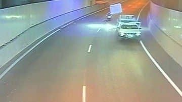 Frame 5.470318 de: Un colchón que sale disparado de un camión atropella a un motorista en mitad de un túnel
