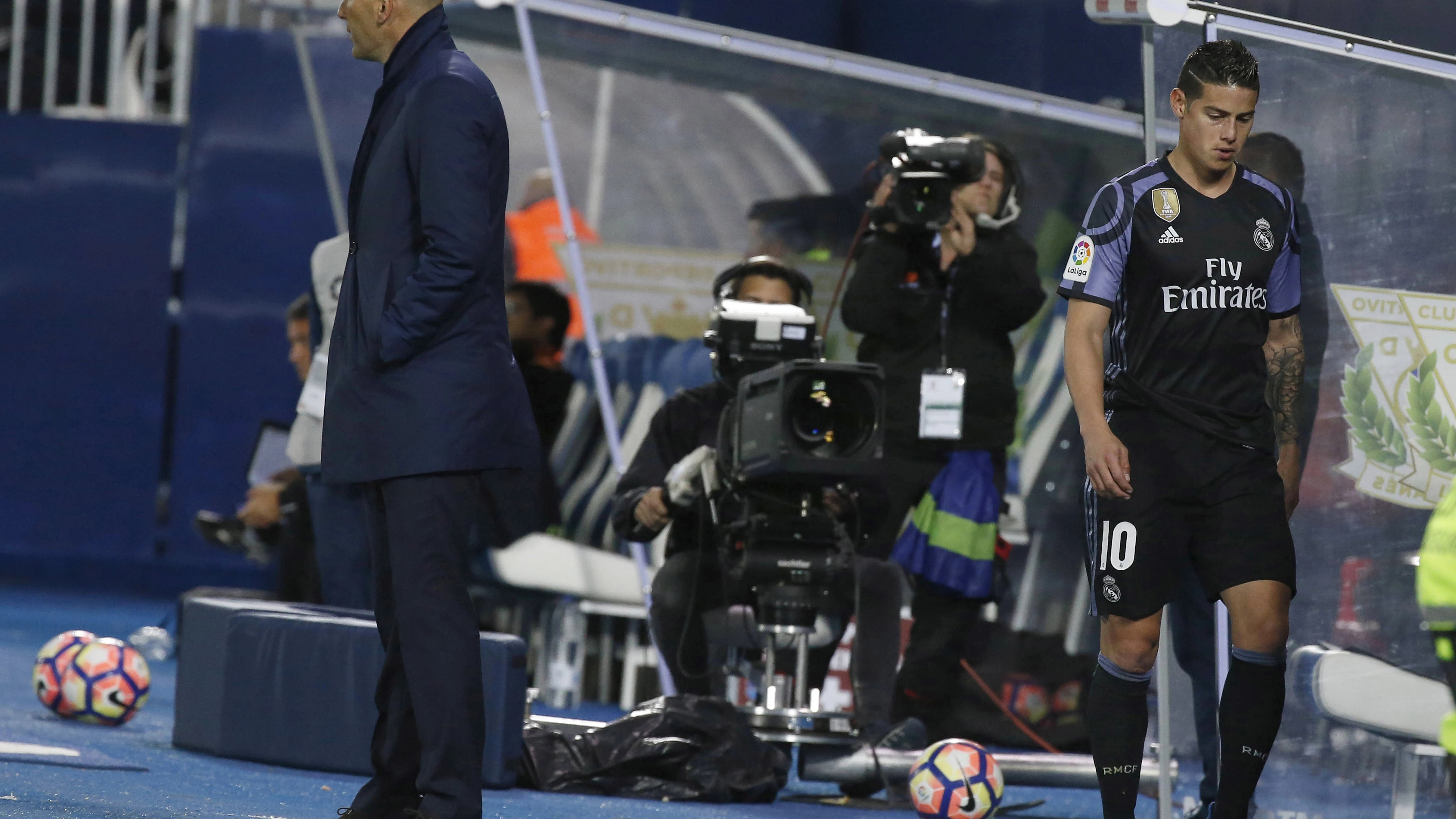 James, cabizbajo y serio tras el cambio de Zidane