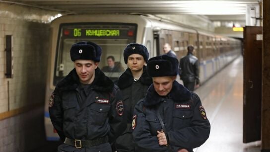 Polic&iacute;as rusos patrullan por una estaci&oacute;n de metro en Mosc&uacute;