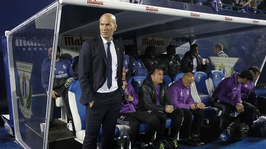 Zidane, en el banquillo de Butarque antes del partido Zidane, en el banquillo de Butarque antes del partido