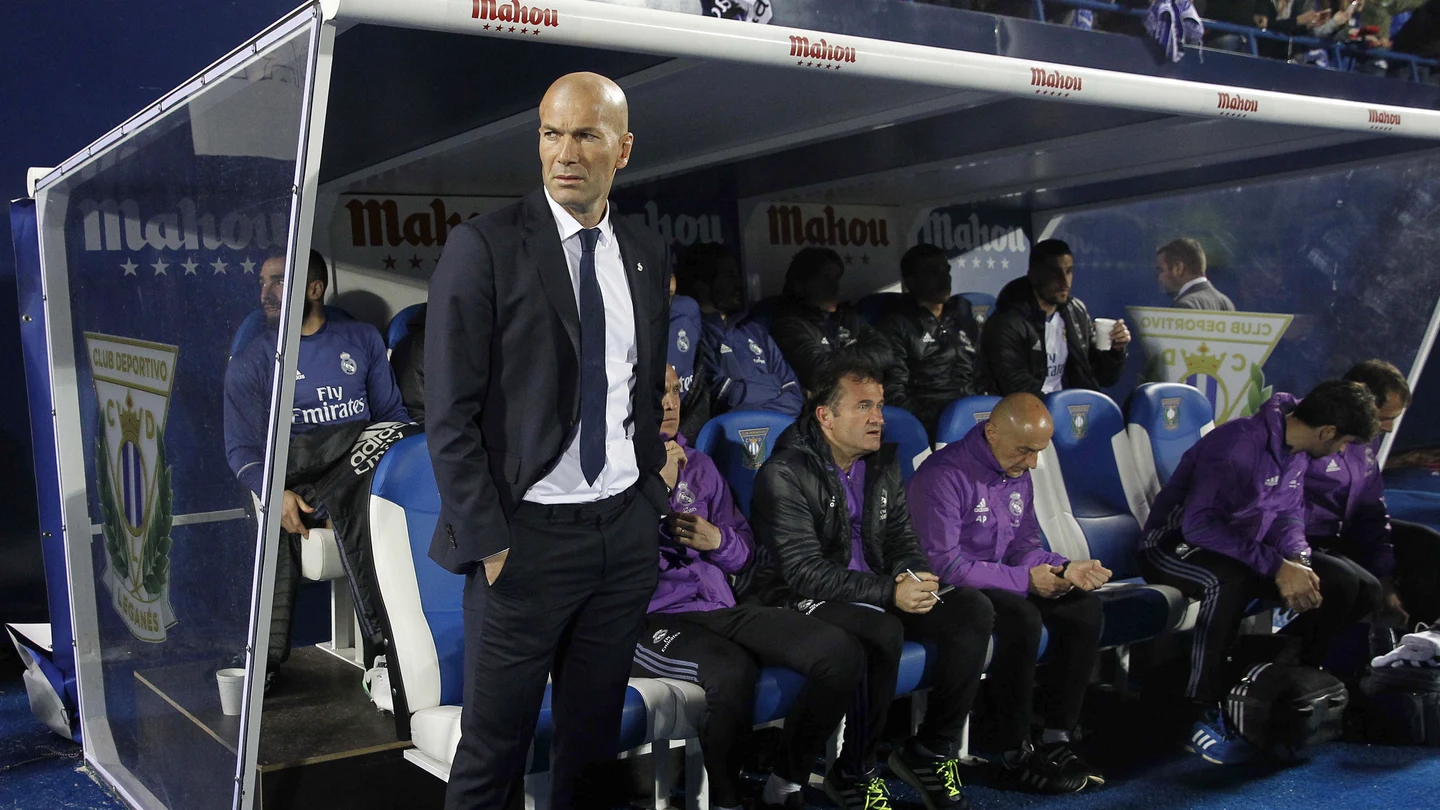 Zidane, en el banquillo de Butarque antes del partido Zidane, en el banquillo de Butarque antes del partido