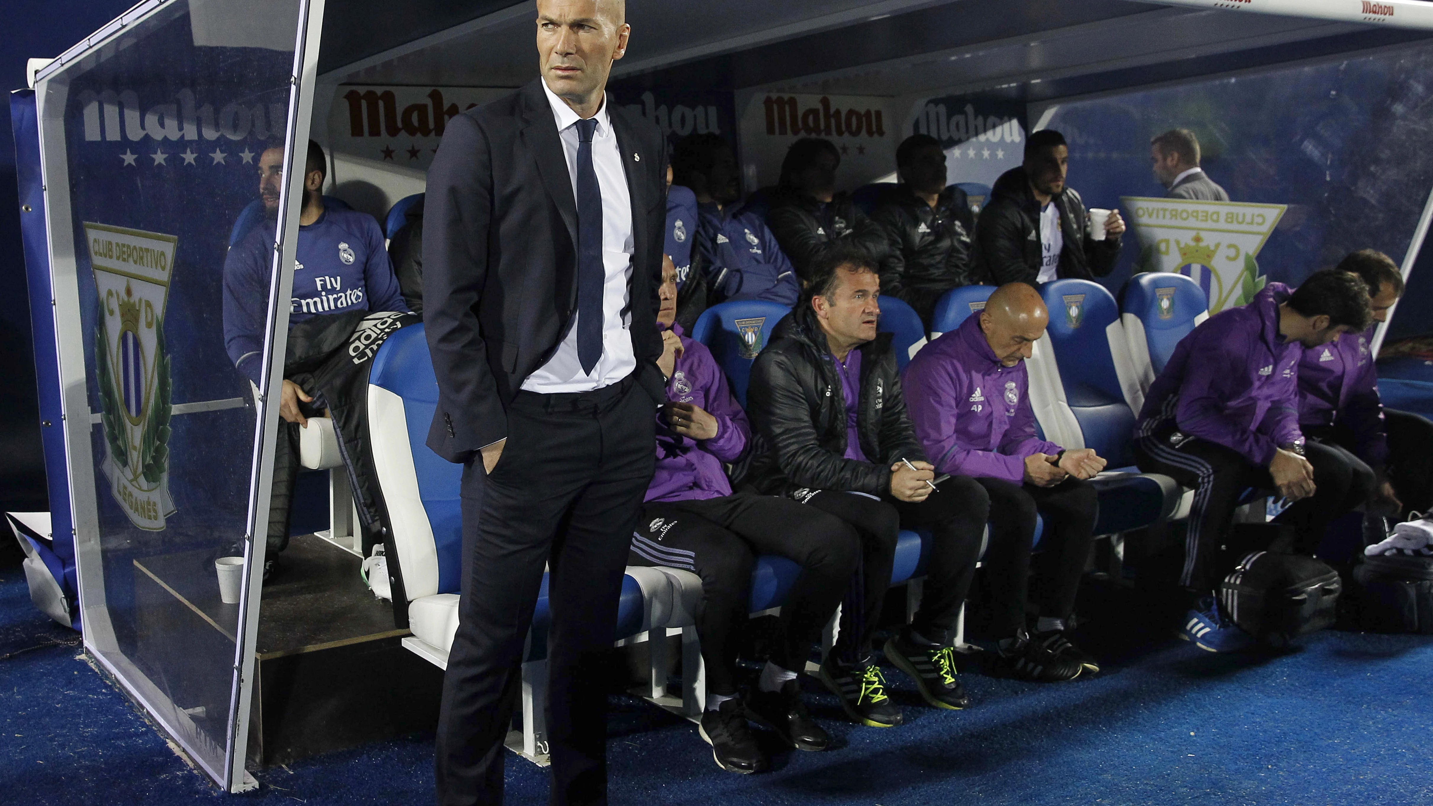 Zidane, en el banquillo de Butarque antes del partido