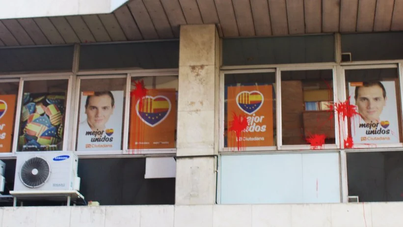 Huevos en la fachada de Ciudadanos de Lleida Huevos en la fachada de Ciudadanos de Lleida