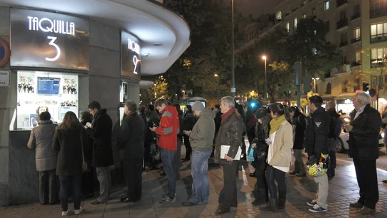 Varias personas hacen cola en las taquillas de una conocida sala de cine de Madrid Varias personas hacen cola en las taquillas de una conocida sala de cine de Madrid