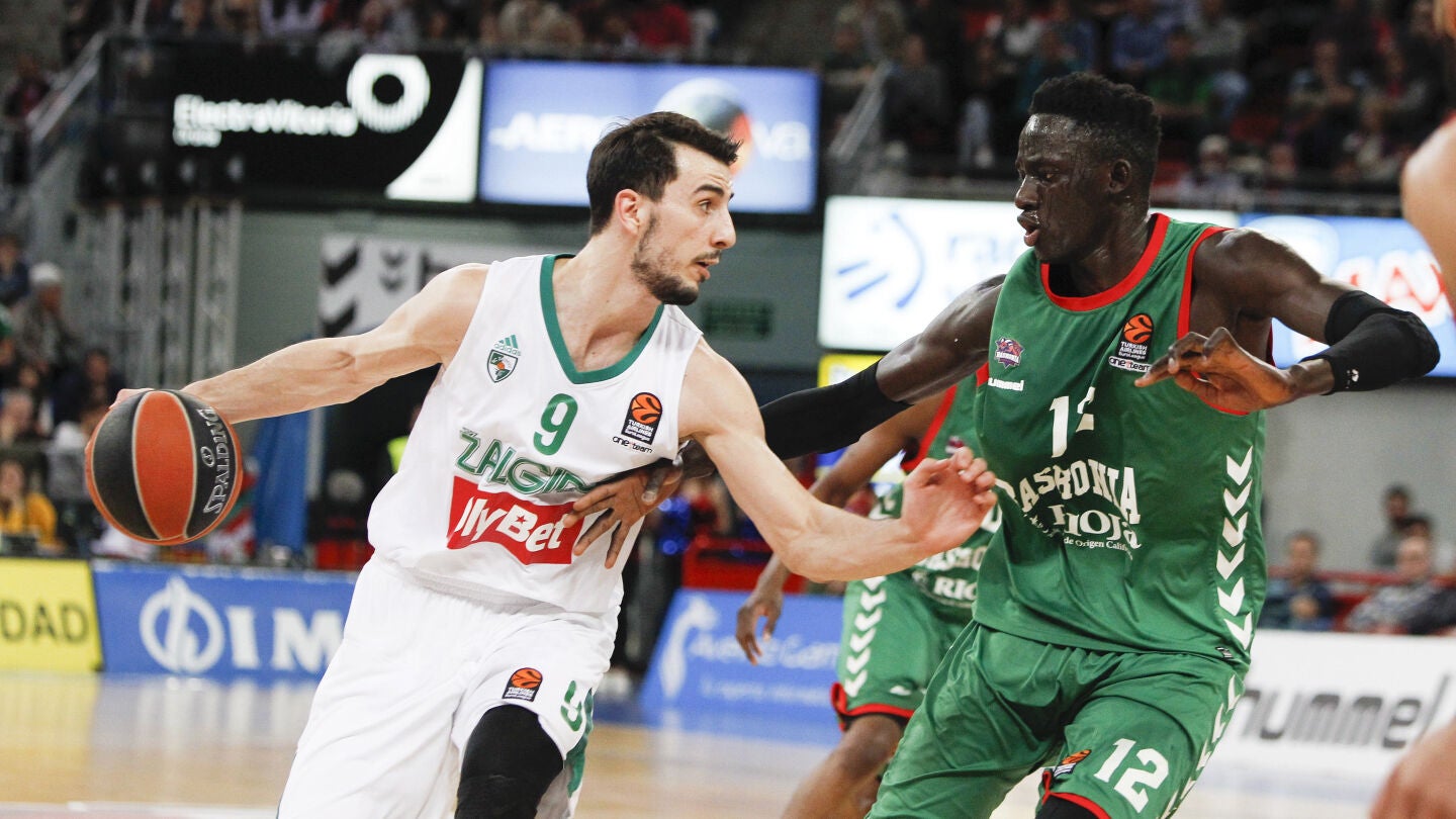 El p&iacute;vot del Baskonia Ilimane Diop y Leo Westermann, del Zalgiris