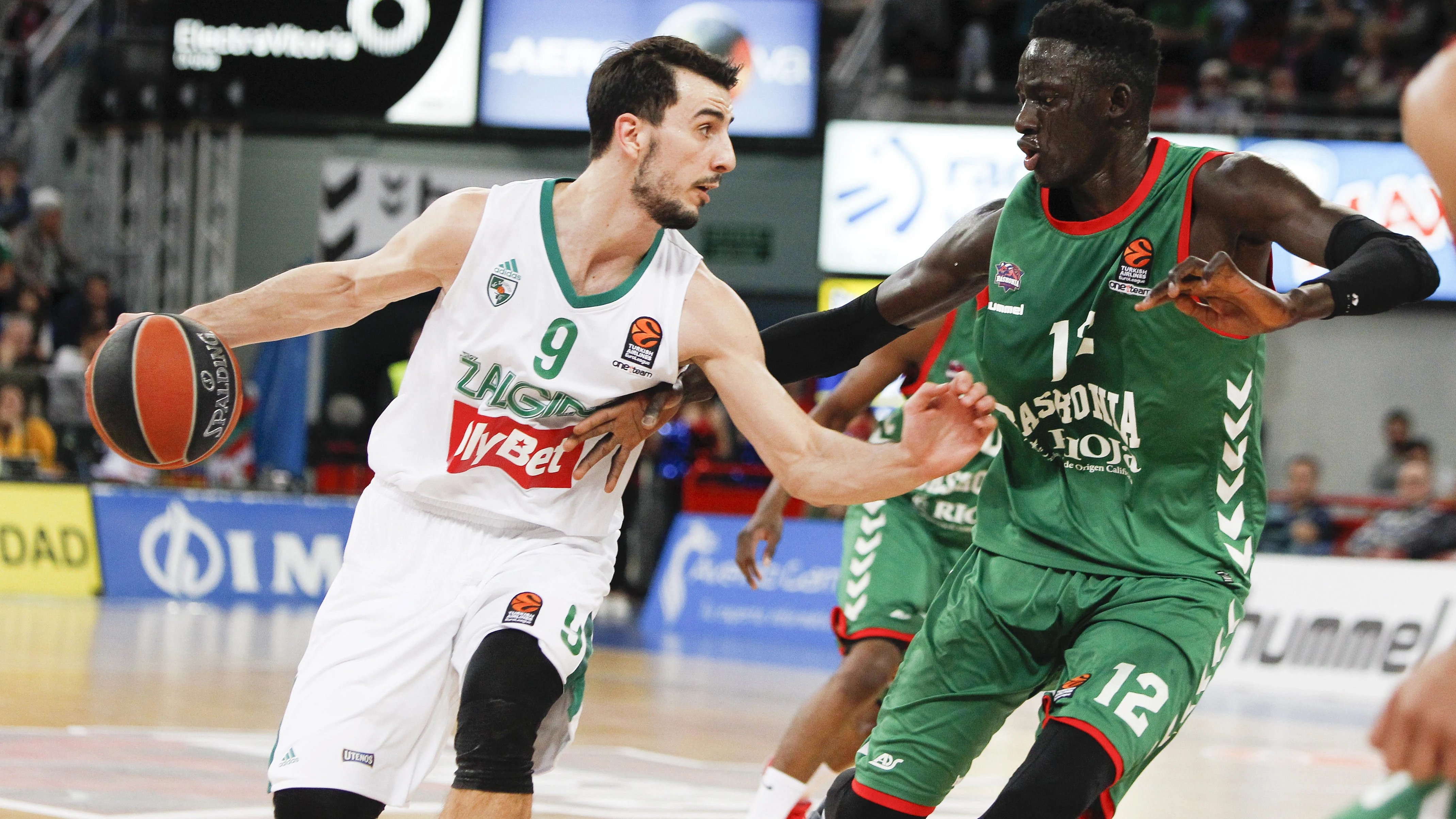 El pívot del Baskonia Ilimane Diop y Leo Westermann, del Zalgiris