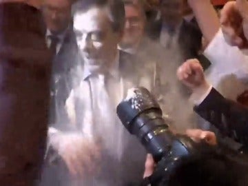 Frame 4.163544 de: Un joven arroja harina al candidato conservador francés François Fillon en un mitín Frame 4.163544 de: Un joven arroja harina al candidato conservador francés François Fillon en un mitín
