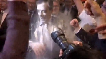 Frame 4.163544 de: Un joven arroja harina al candidato conservador francés François Fillon en un mitín