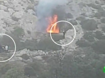 Frame 0.600285 de: Dos menores se culpan de provocar el fuego que mató a tres jóvenes en una cueva Frame 0.600285 de: Dos menores se culpan de provocar el fuego que mató a tres jóvenes en una cueva