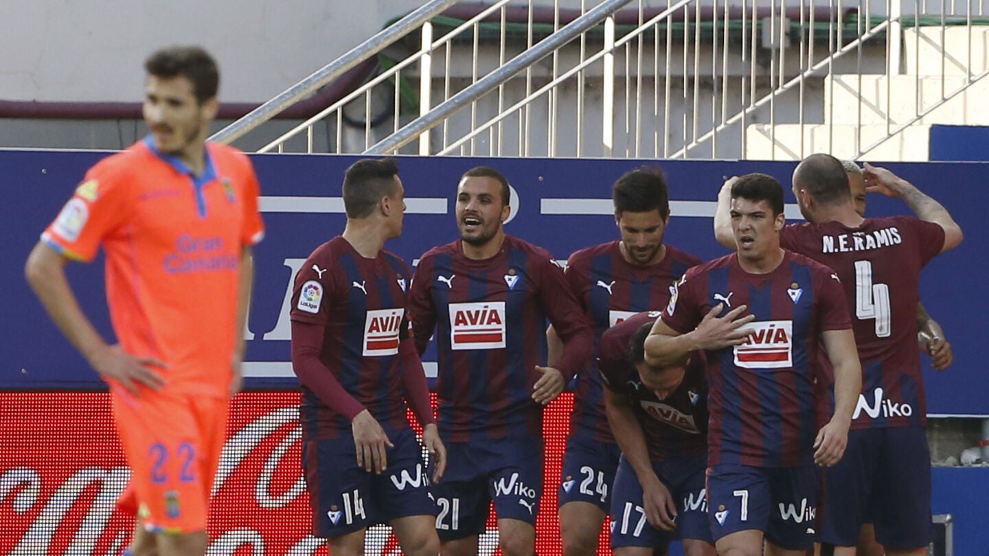 Los jugadores del Eibar celebran un gol en Ipur&uacute;a