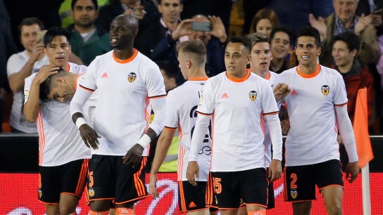 Los jugadores del Valencia celebran un gol en Mestalla