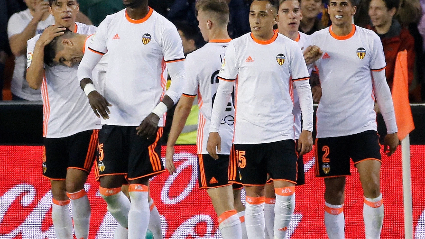 Los jugadores del Valencia celebran un gol en Mestalla