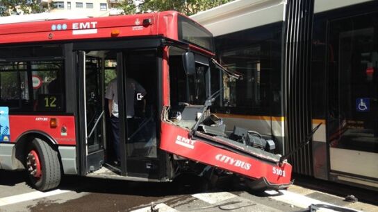 Colisiona un autob&uacute;s contra un tranv&iacute;a en Valencia