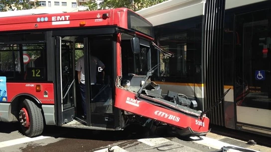 Colisiona un autobús contra un tranvía en Valencia Colisiona un autobús contra un tranvía en Valencia