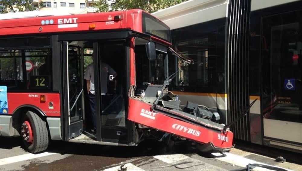 Colisiona un autobús contra un tranvía en Valencia