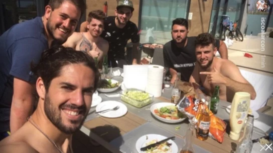 Isco, en una comida con sus amigos Isco, en una comida con sus amigos