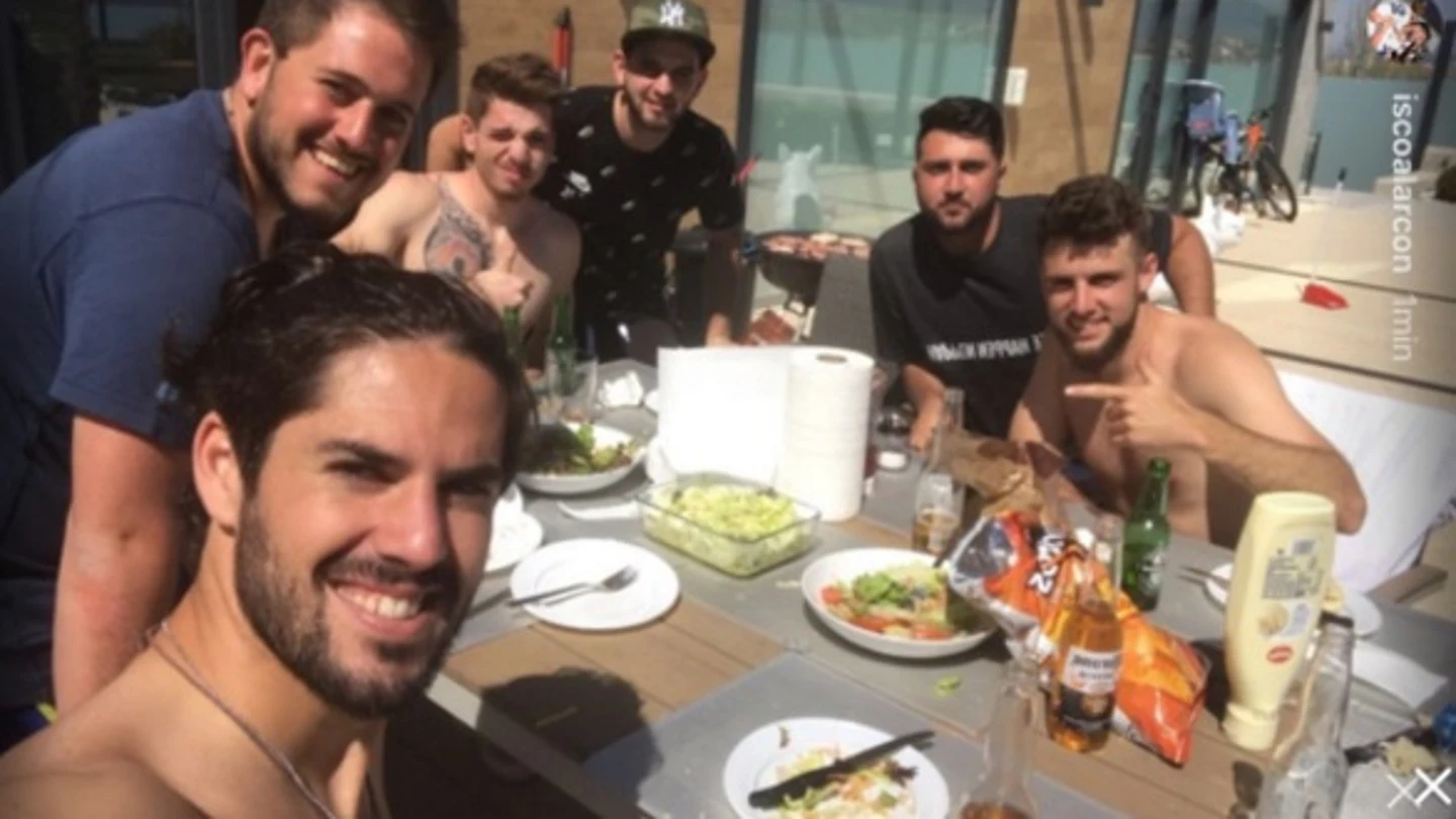 Isco, en una comida con sus amigos Isco, en una comida con sus amigos