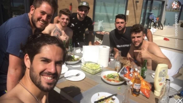 Isco, en una comida con sus amigos Isco, en una comida con sus amigos