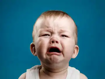 Un bebé llorando Un bebé llorando