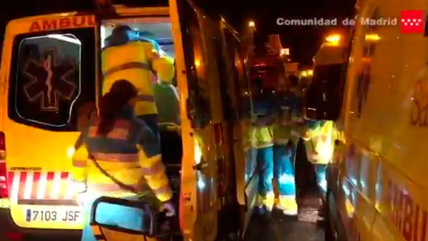 Los sanitarios atienden a los vecinos afectados por el incendio en Móstoles Los sanitarios atienden a los vecinos afectados por el incendio en Móstoles