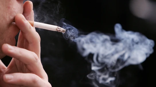 Una persona fumando Una persona fumando