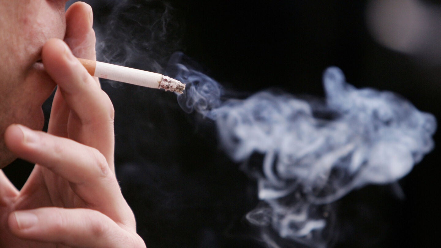 Una persona fumando