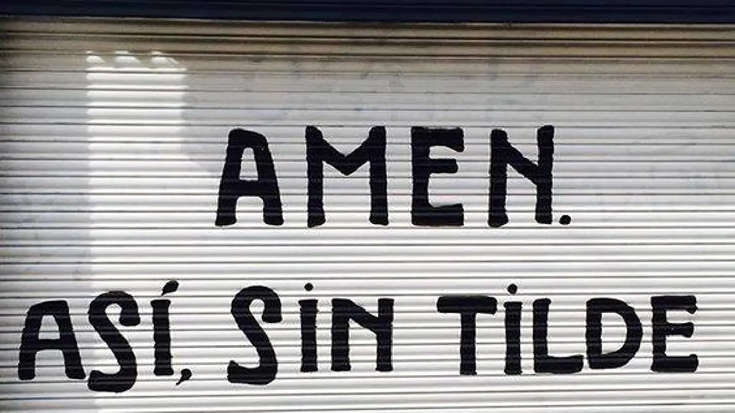Versos que abandonan el papel para plasmarse en las calles Versos que abandonan el papel para plasmarse en las calles