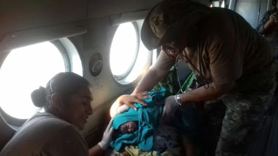 Una mujer da a luz en un helicóptero de rescate en Perú Una mujer da a luz en un helicóptero de rescate en Perú