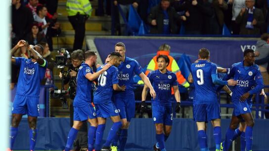 Wes Morgan, capit&aacute;n del Leicester junto a su equipo